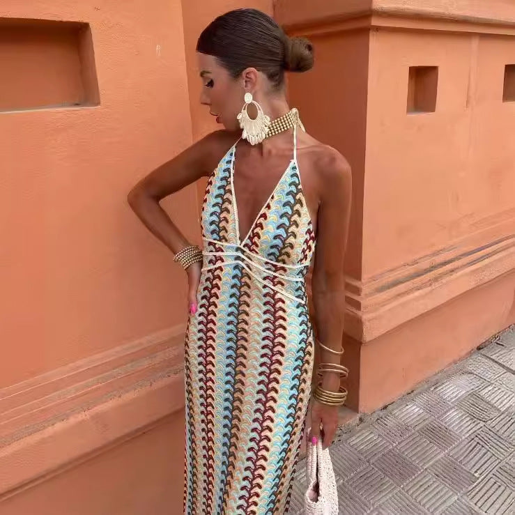 Damenstrickkleid mit tiefem V-Ausschnitt und raffiniertem Wellenmuster, Größe