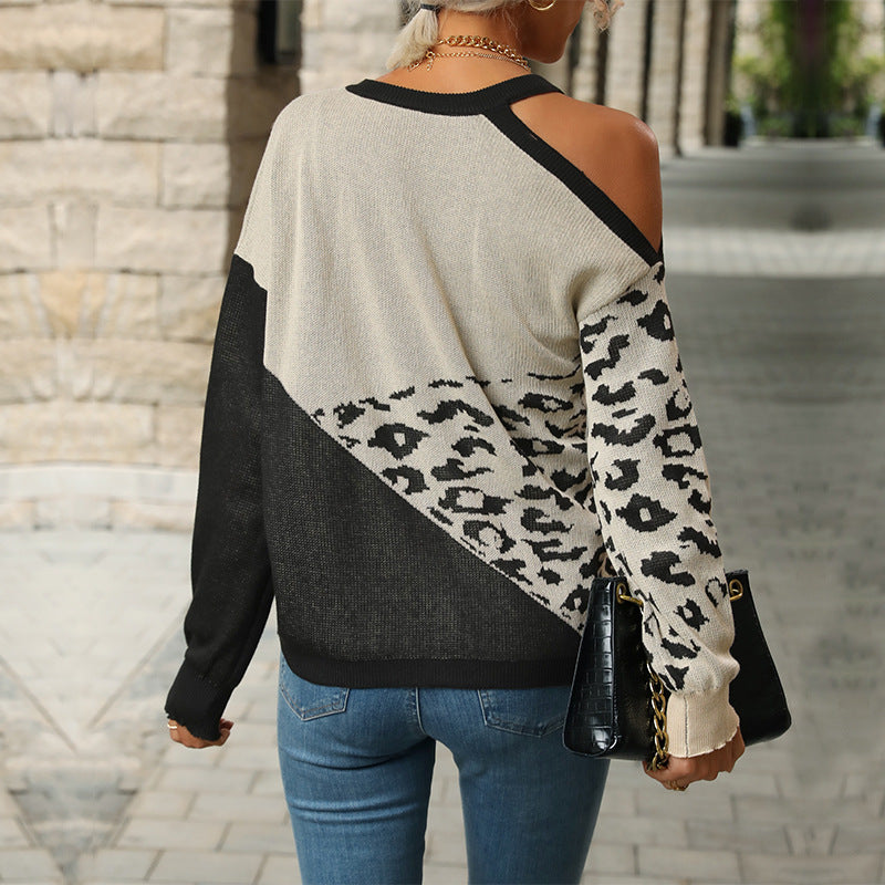 Women's knitted sweater with playful leopard print and relaxed fit, size