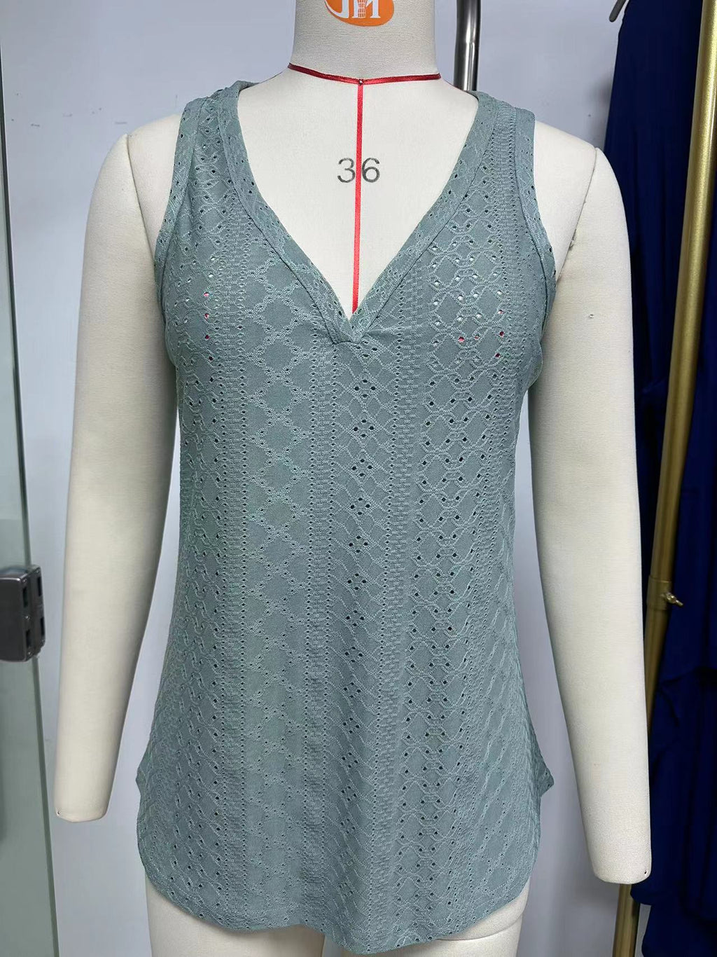 Ärmelloses Damen-Spitzentop mit V-Ausschnitt und dekorativen Lochmustern, Größe
