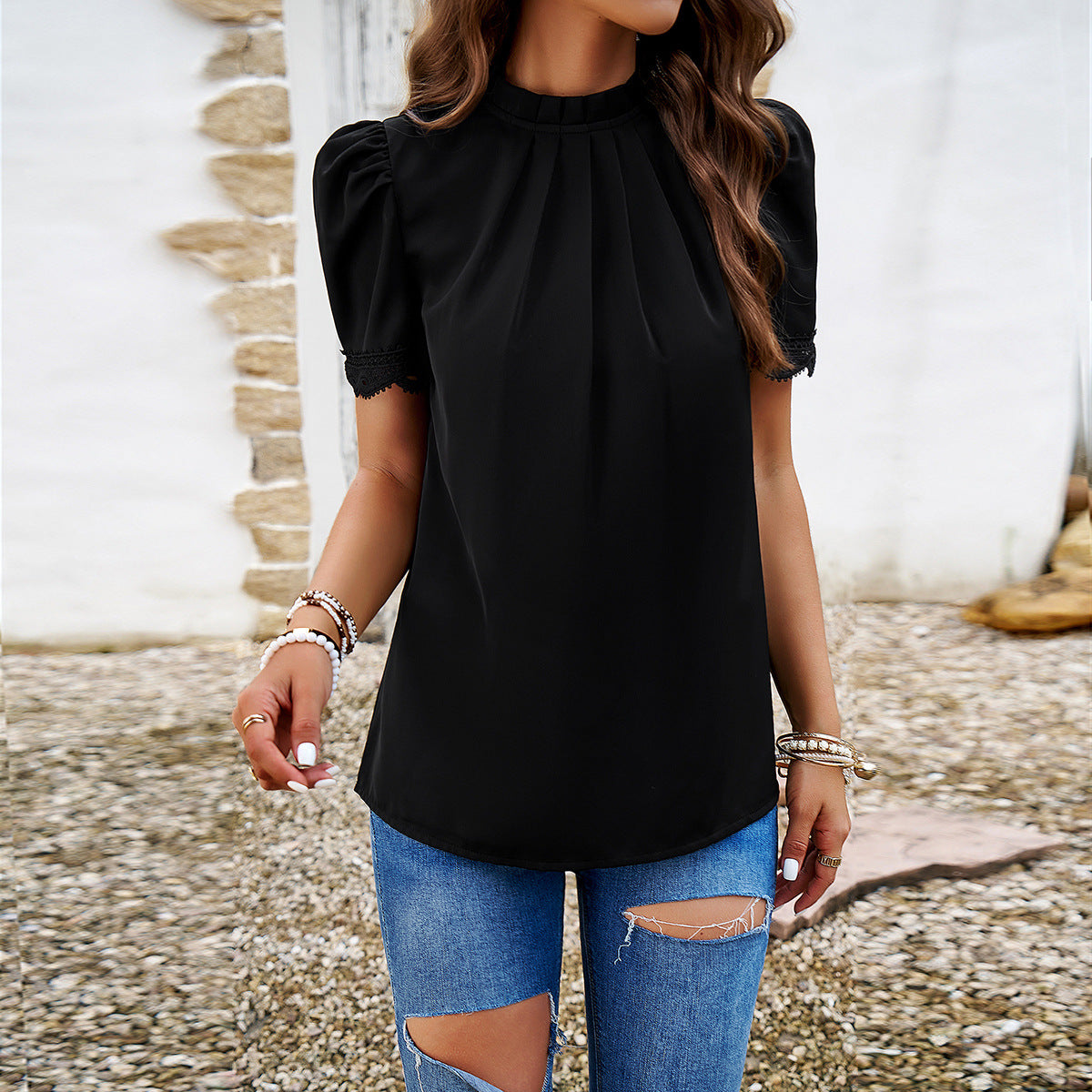 Damenbluse mit eleganten Rüschen und zarten Falten, Größe