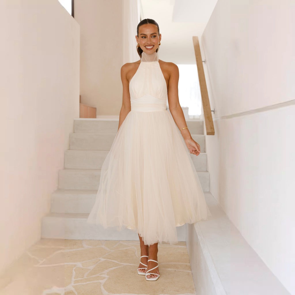 Elegantes Brautkleid für Damen mit fließendem Tüllrock und Neckholder-Design, Größe S