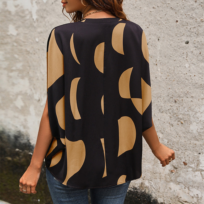 Women's blouse in a modern abstract design with a V-neck and short sleeves, size [size missing]