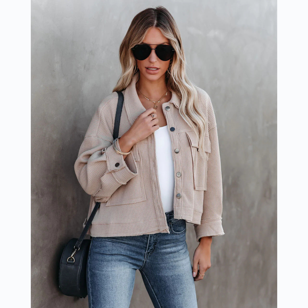 Kurze Jeansjacke für Damen im lässigen Schnitt mit praktischem Taschendesign, Größe S