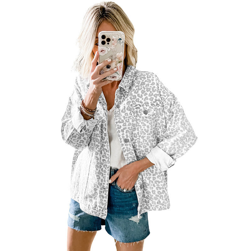 Damen-Jeansjacke im trendigen Leoparden-Print-Design mit entspannter Passform und modischen Details, Größe S