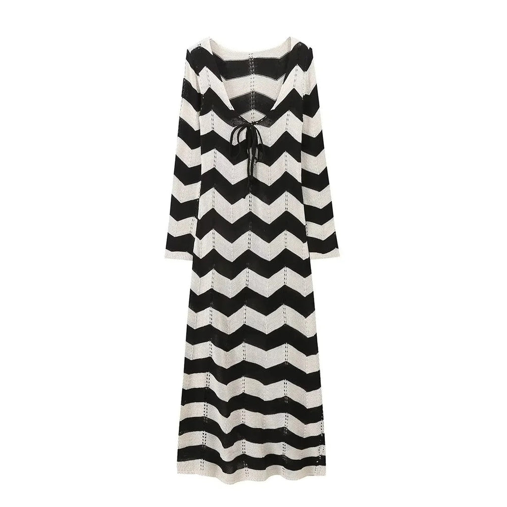 Damen-Strickkleid mit modernem Zickzack-Muster und tiefem V-Ausschnitt, Größe [size missing]
