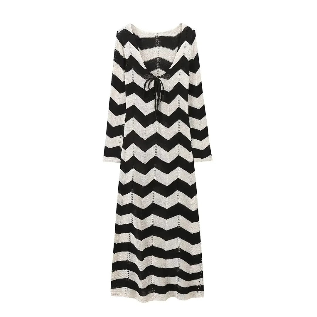 Damen-Strickkleid mit modernem Zickzack-Muster und tiefem V-Ausschnitt, Größe [size missing]