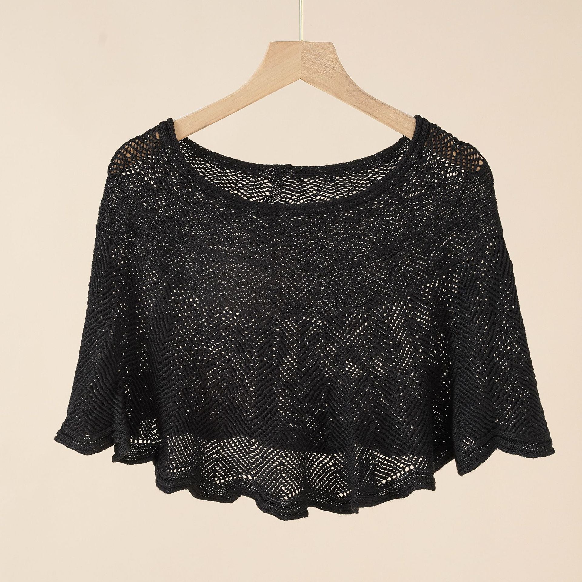 Women's airy knitted poncho in a modern design, size