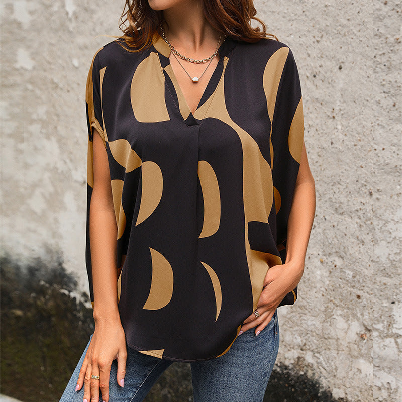 Women's blouse in a modern abstract design with a V-neck and short sleeves, size [size missing]
