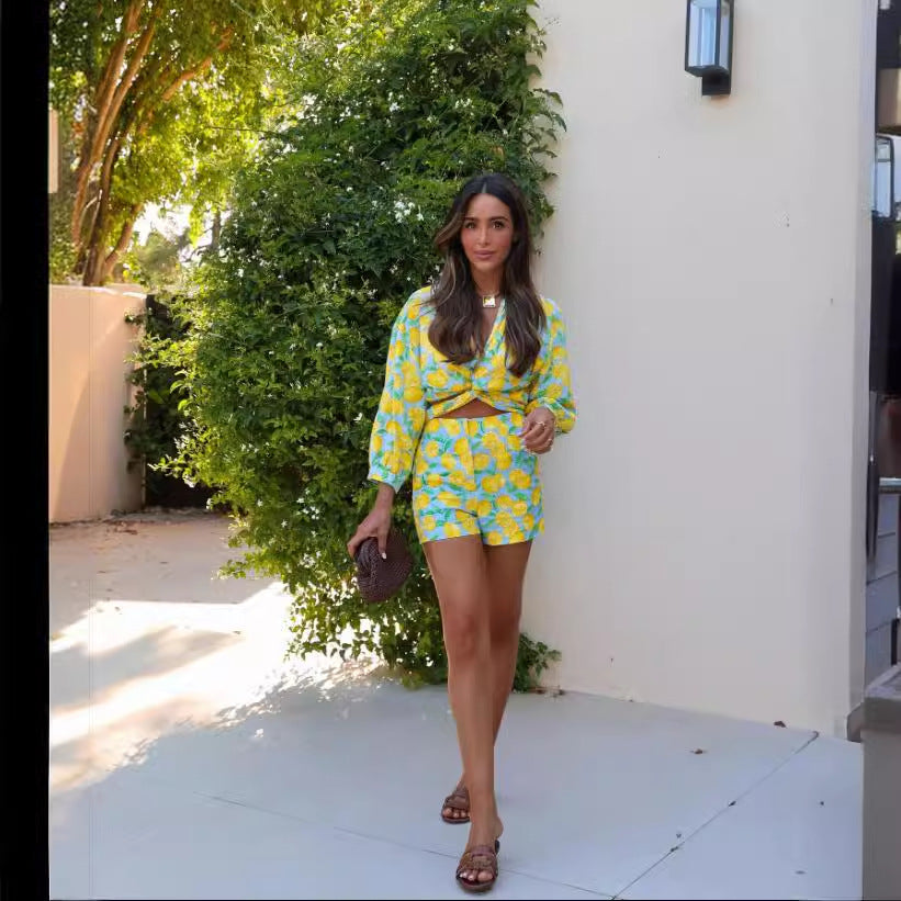 Women's shorts with a fresh lemon print and elegant fit, size [size missing]