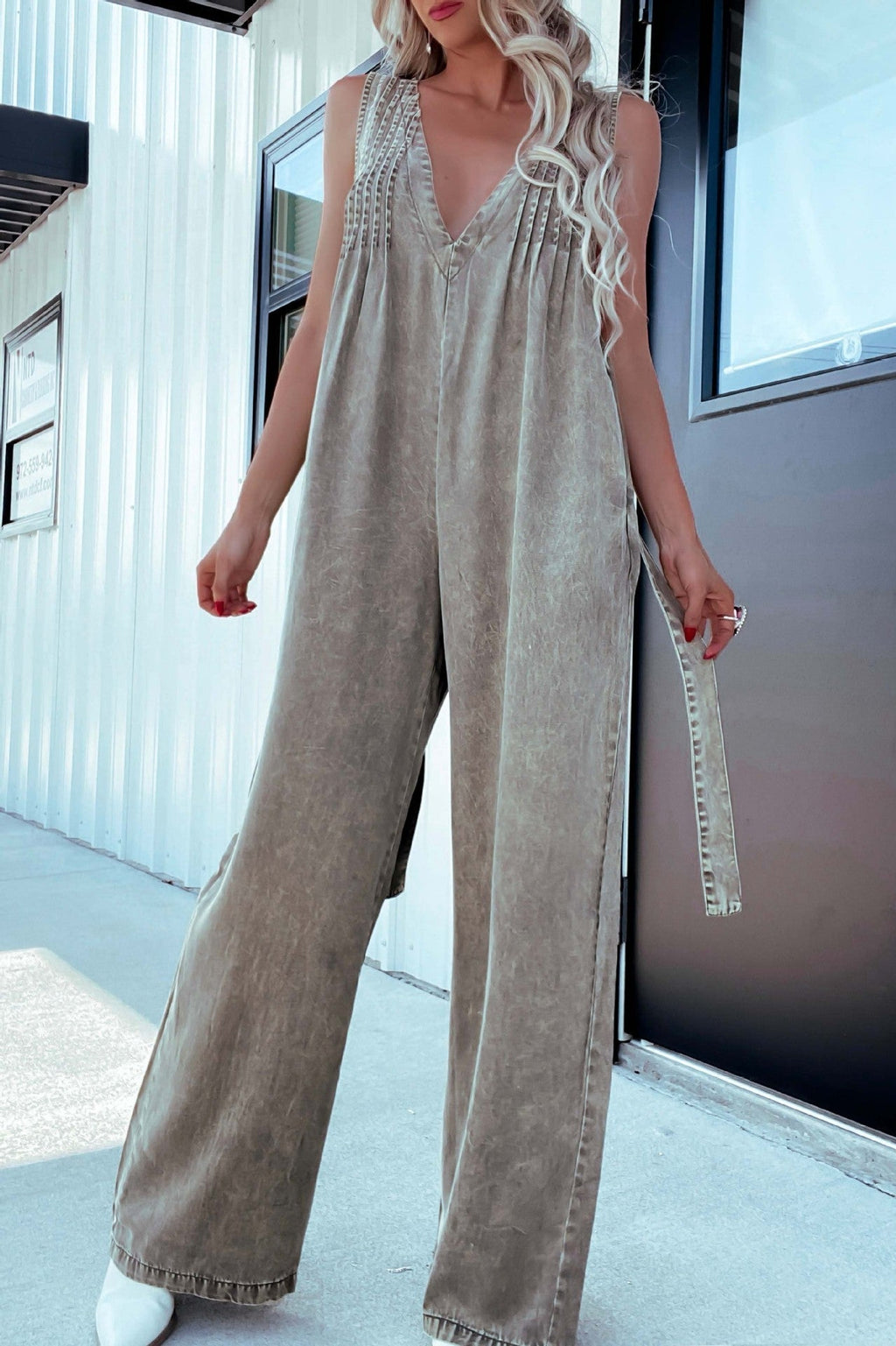 Women's jumpsuit with deep V-neck and practical pockets, size
