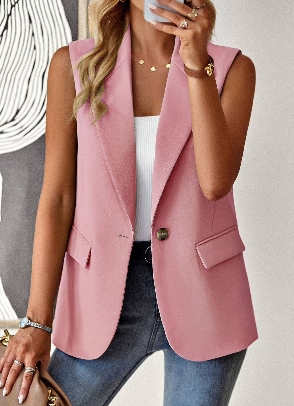 Women's casual sleeveless blazer with a tailored cut and elegant pockets, size S
