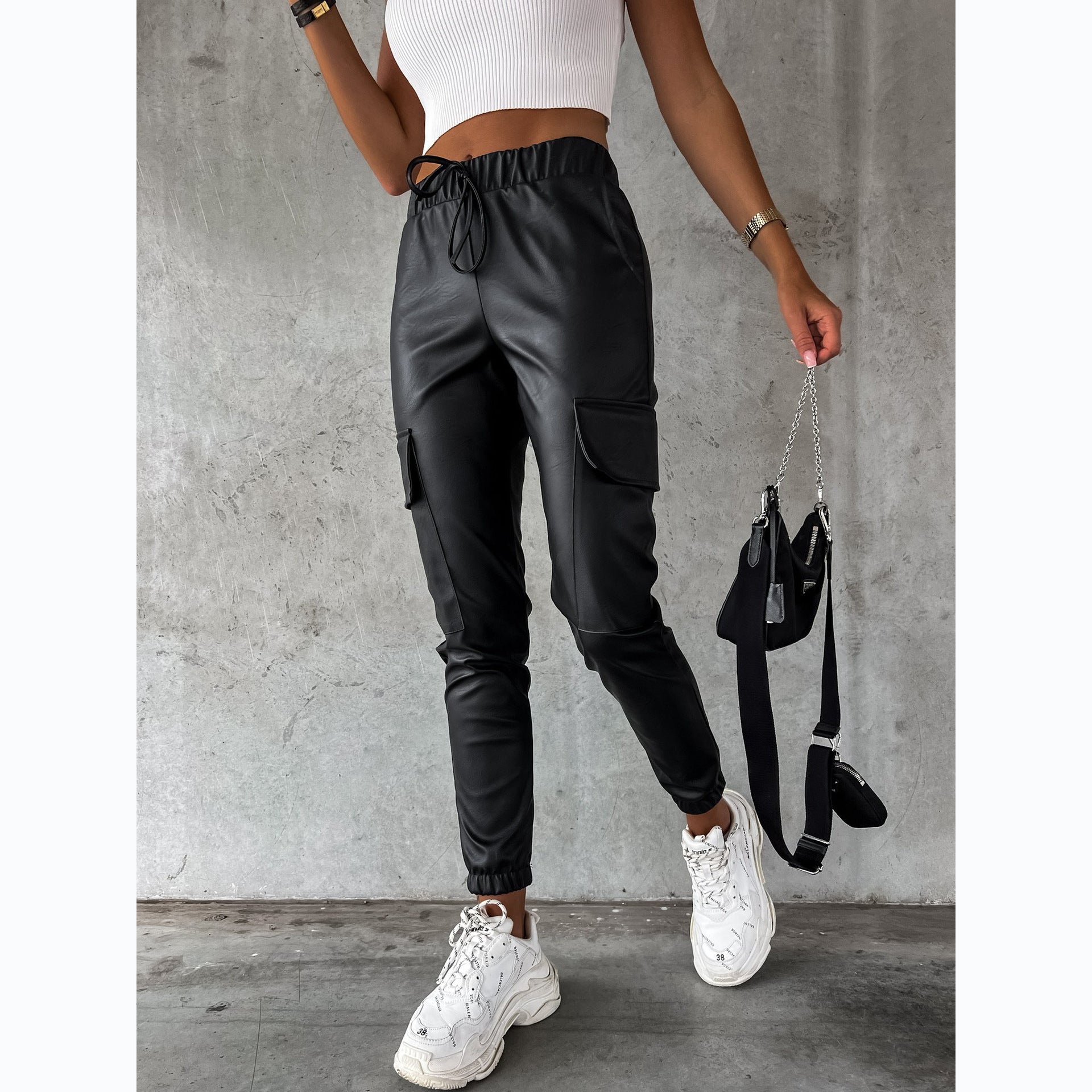 Damen-Jogginghose aus Kunstleder mit praktischen Taschen und elastischem Bund, Größe
