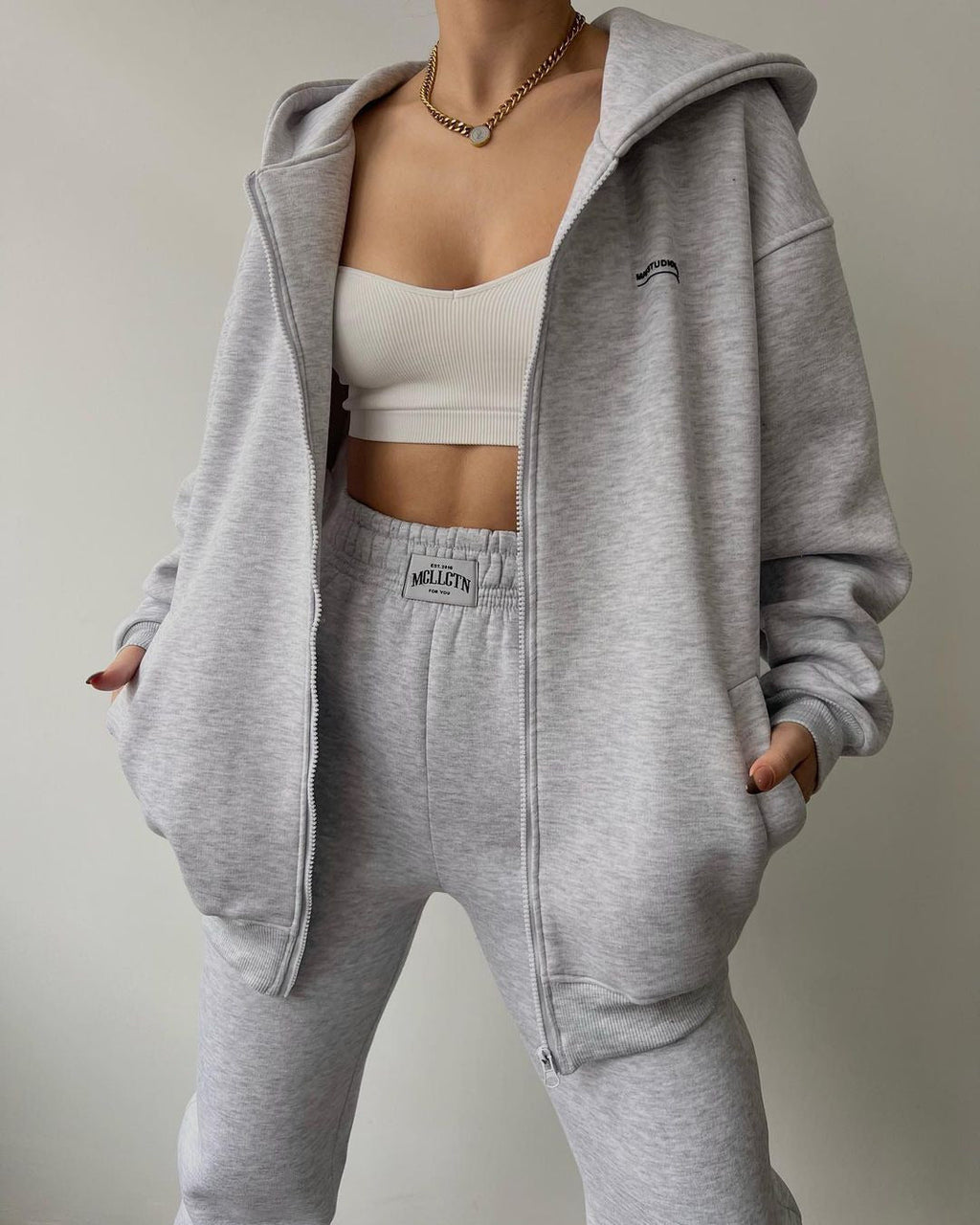 Women's casual oversized hoodie with full-length zipper and practical kangaroo pockets, size S