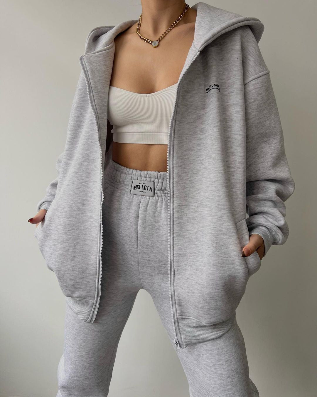 Women's casual oversized hoodie with full-length zipper and practical kangaroo pockets, size S