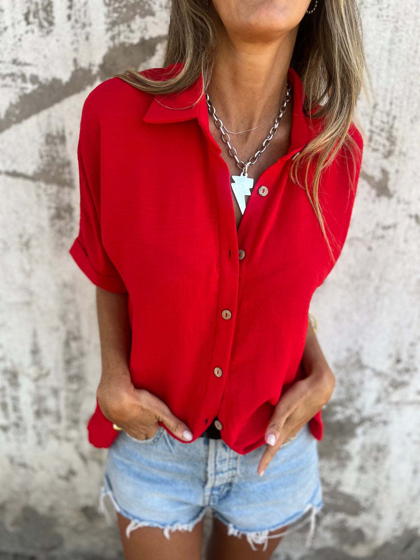 Modische Damenbluse mit durchgehender Knopfleiste und lässigem Schnitt