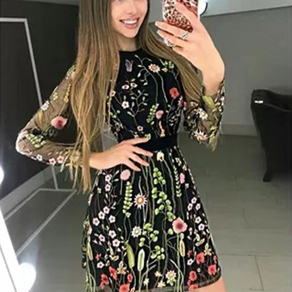 Elegantes Damenkleid mit Blumenstickerei und transparenten Ärmeln, Größe [Größe fehlt]