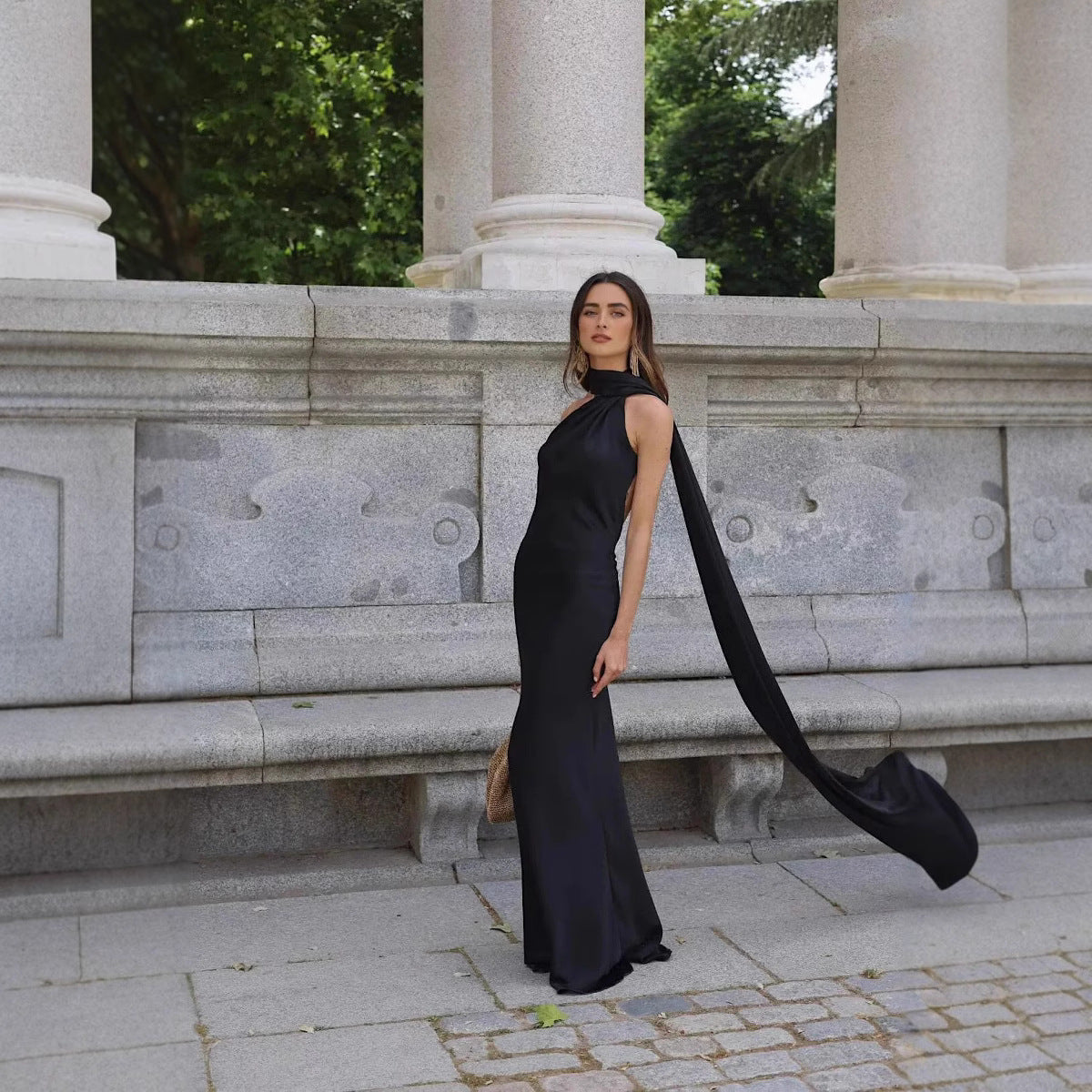 Damenabendkleid mit elegantem Stehkragen und voluminösem Cape, Größe S