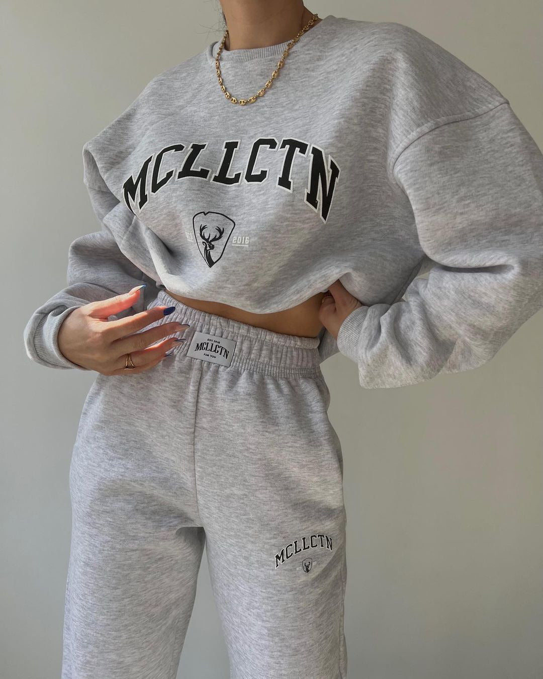 Women's sporty set with high-quality sweatshirt and comfortable jogging pants, size [size missing]
