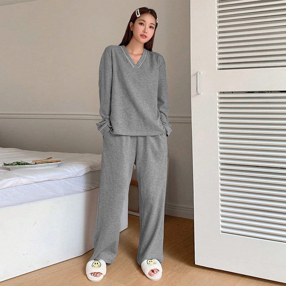 Women's comfortable lounge set made of soft material with a V-neck and elasticated cuffs, size [size missing]