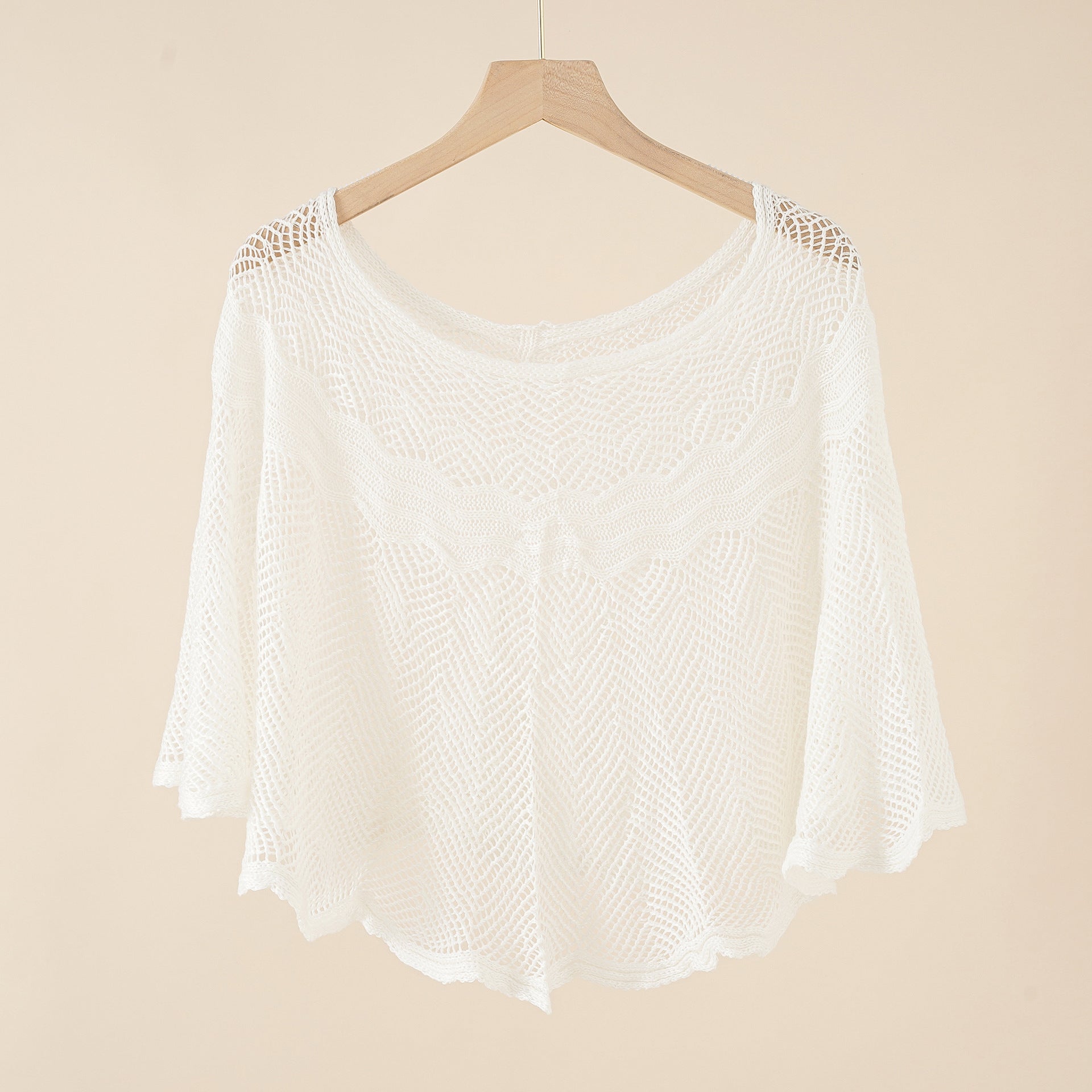 Women's airy knitted poncho in a modern design, size