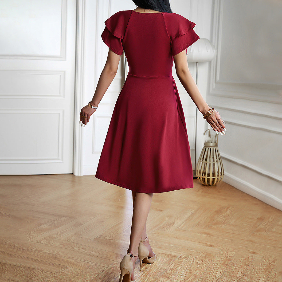 Valenzora | Elegant midi dress with V-neck