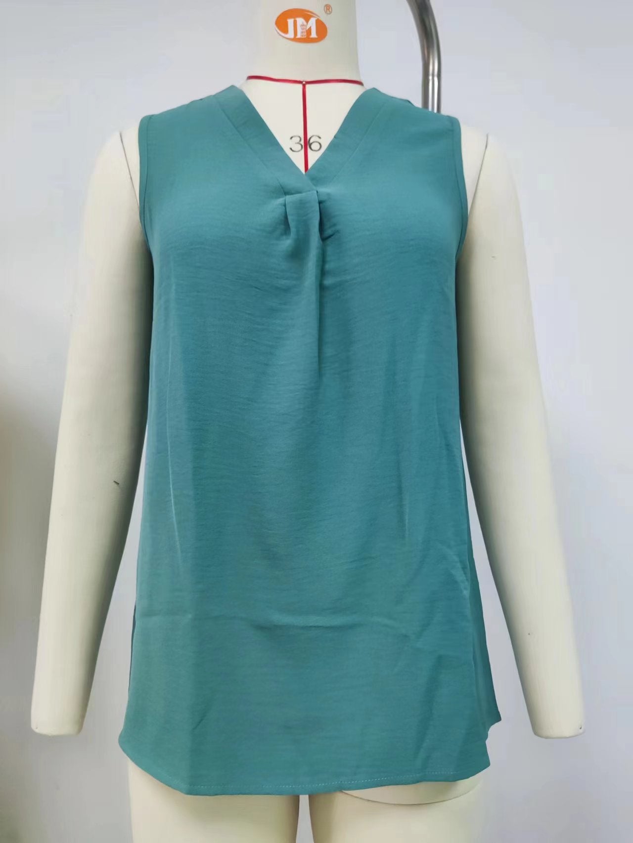 Ärmellose Damenbluse mit elegantem V-Ausschnitt und dekorativen Falten, Größe S