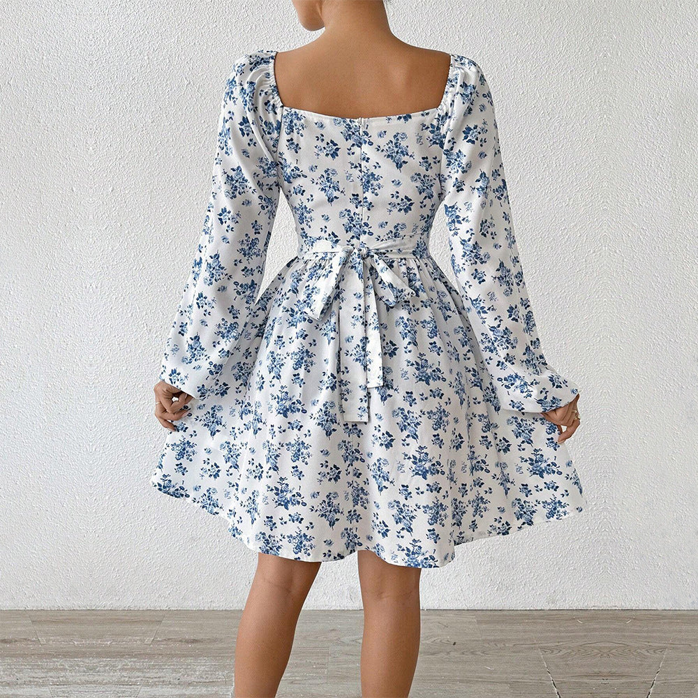 Luftiges Blumenkleid für Damen mit eleganter Raffung und langen Ärmeln, Größe
