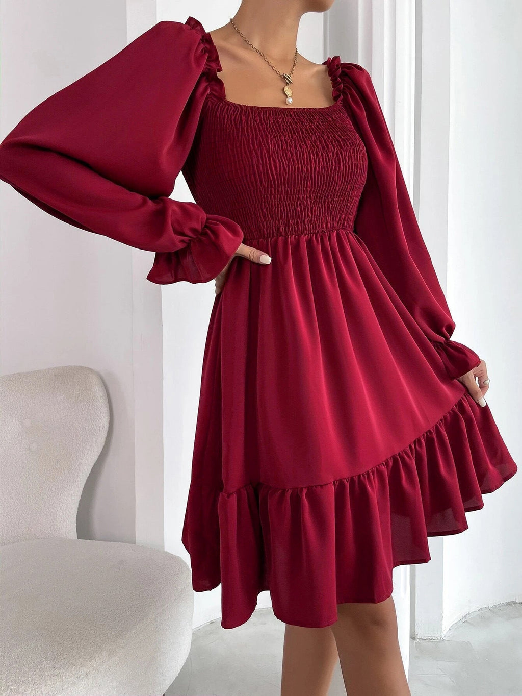 Tailliertes Mini-Damenkleid mit voluminösen Rüschenärmeln und eckigem Ausschnitt, Größe S