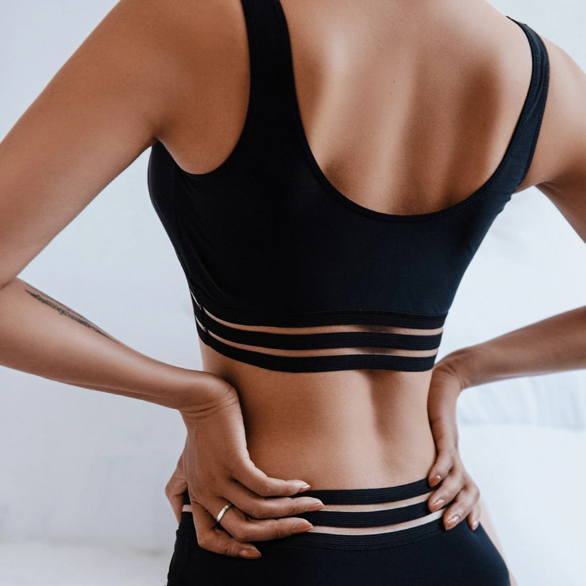 Sportlicher Bikini für Damen mit hoher Taille und transparenten Akzenten, Größe [size]