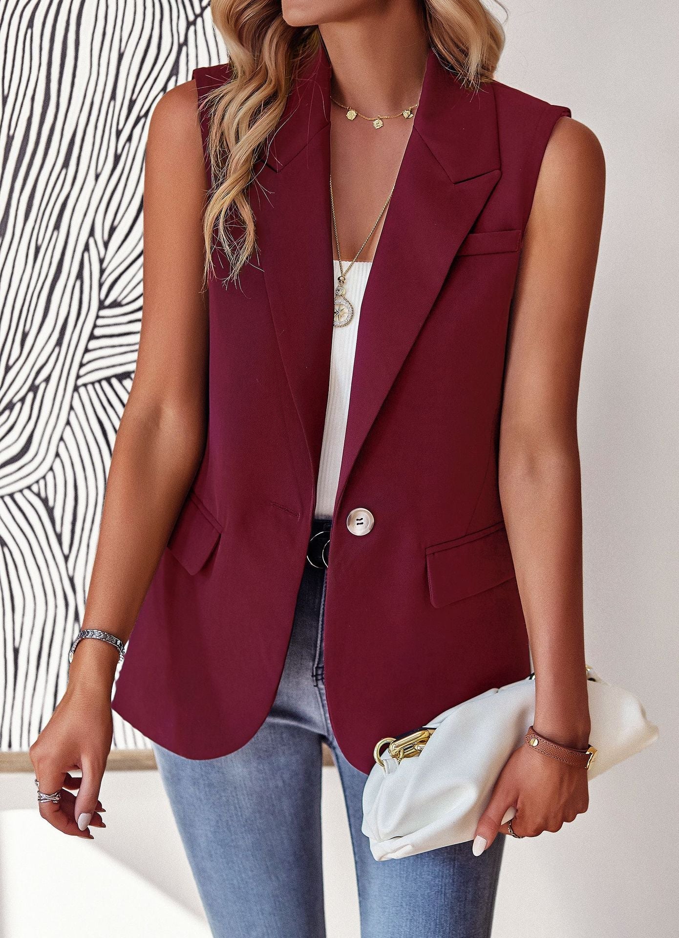 Women's casual sleeveless blazer with a tailored cut and elegant pockets, size S