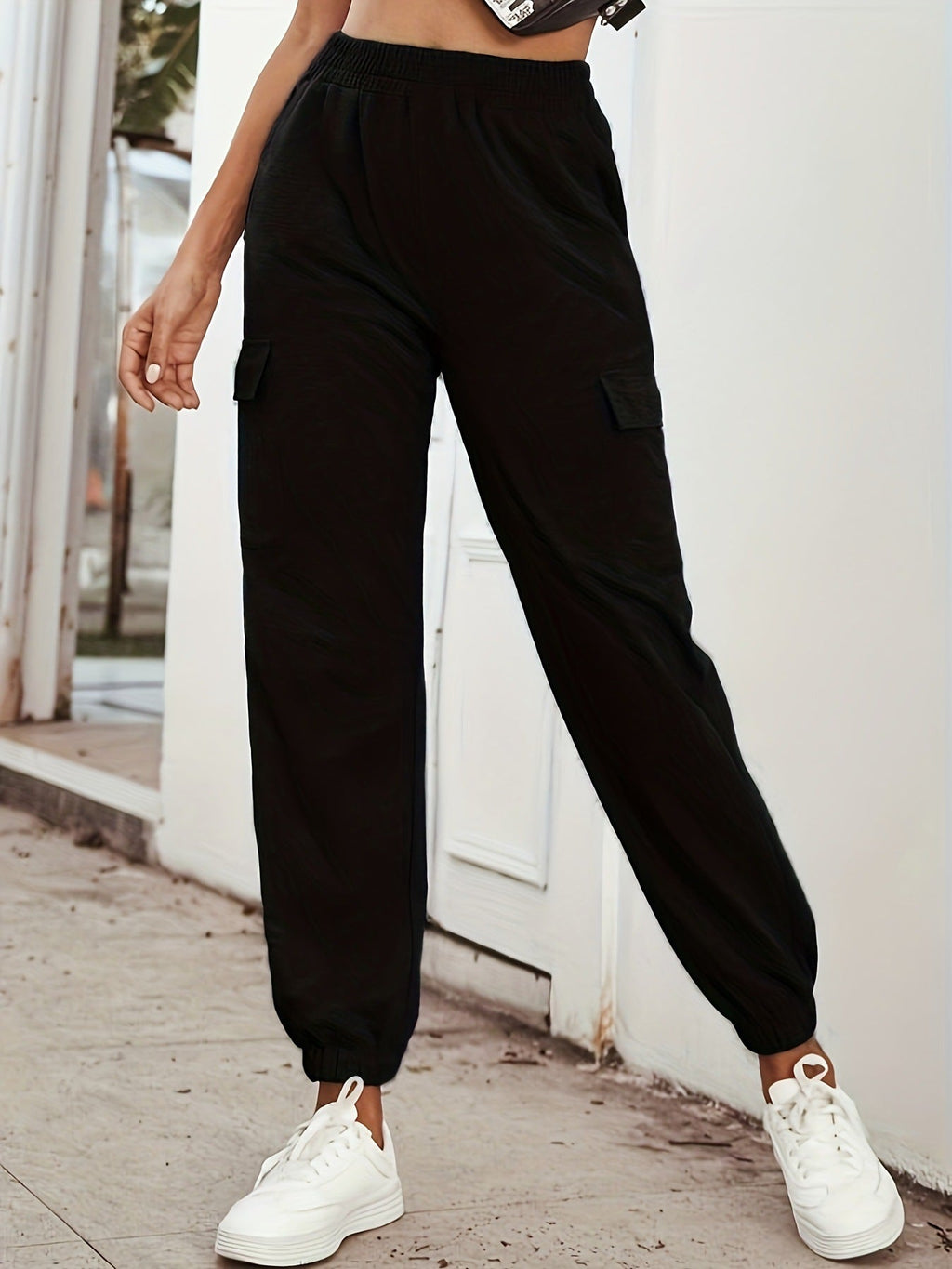 Women's cargo trousers with elasticated waistband and practical side pockets, size S