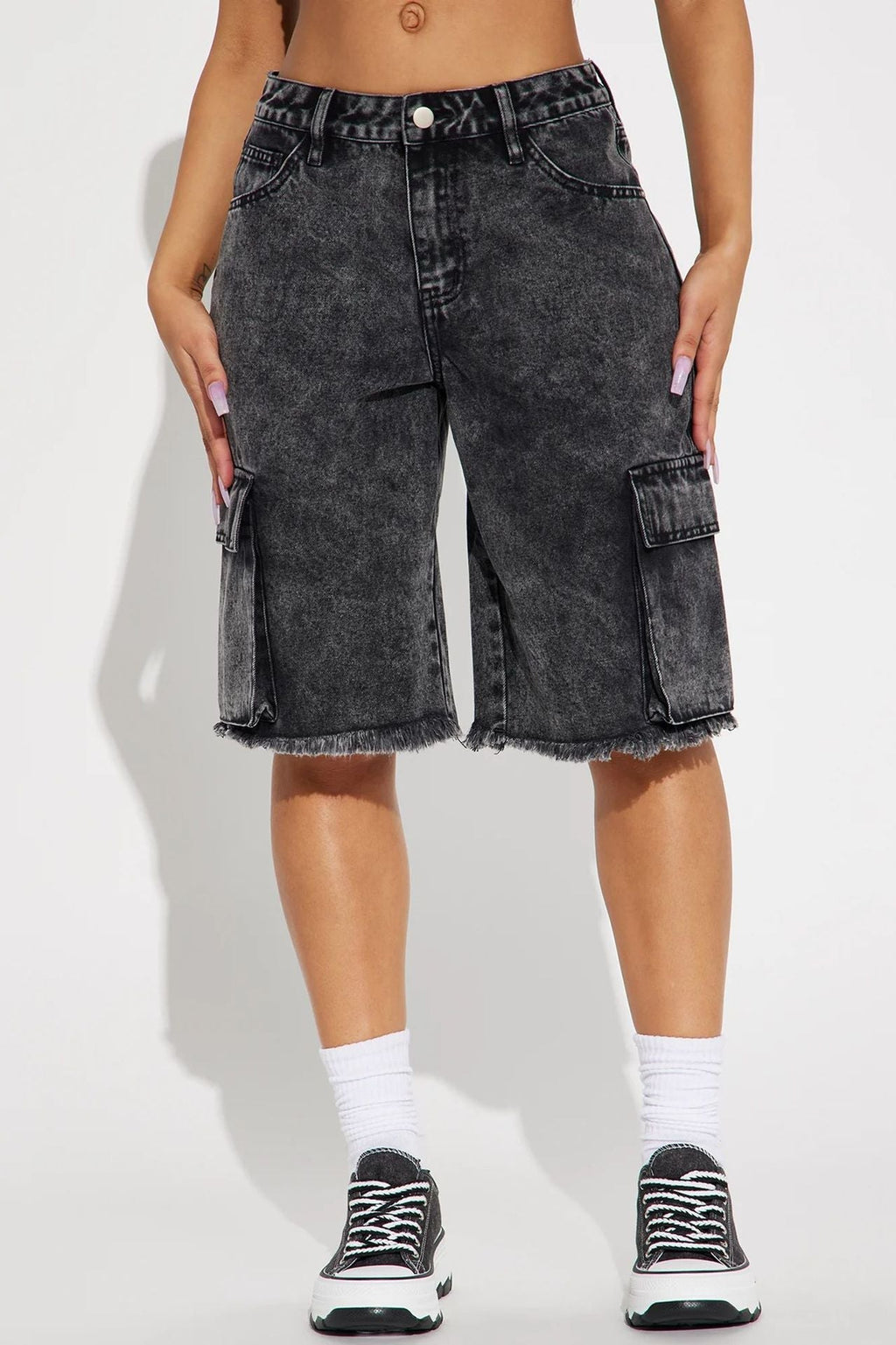 Women's cargo shorts with frayed hem and practical pockets, size Valenzora