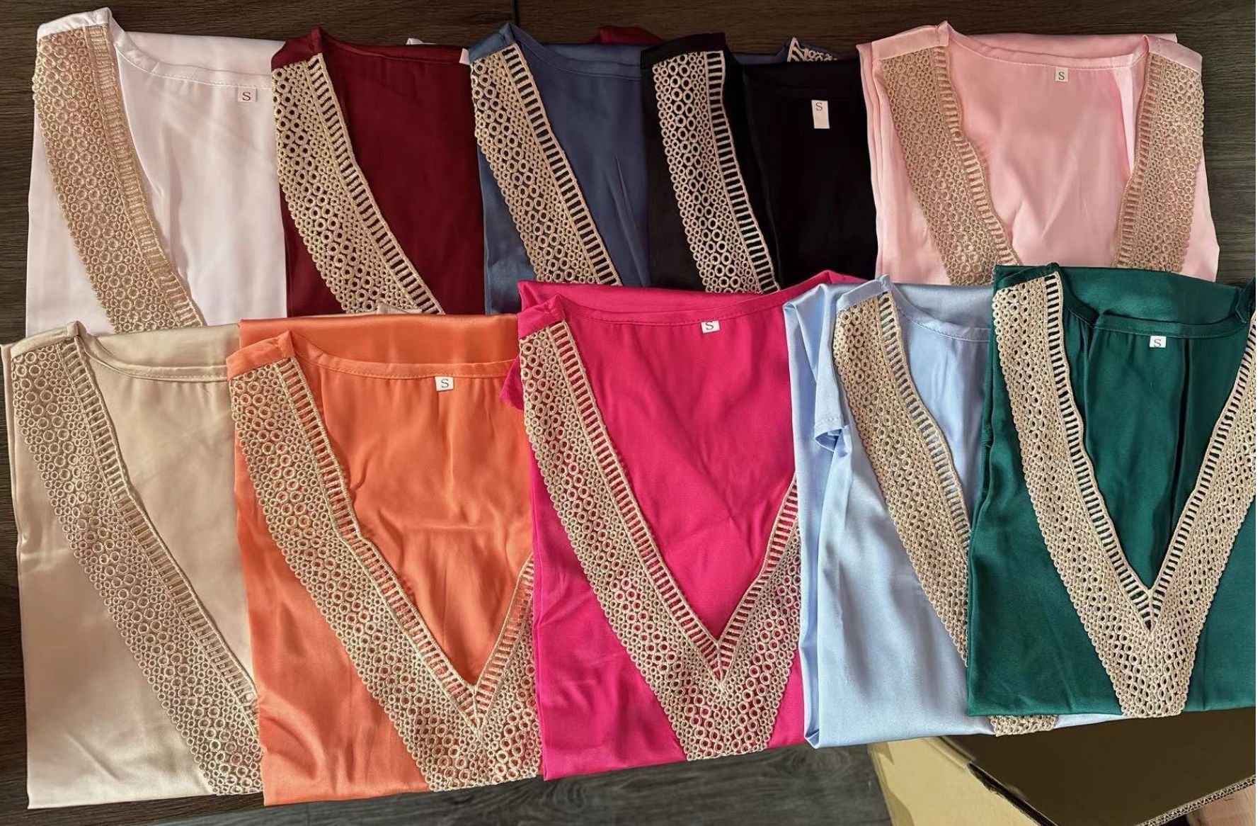 Damenbluse mit tiefem V-Ausschnitt und Häkeldetails, Größe