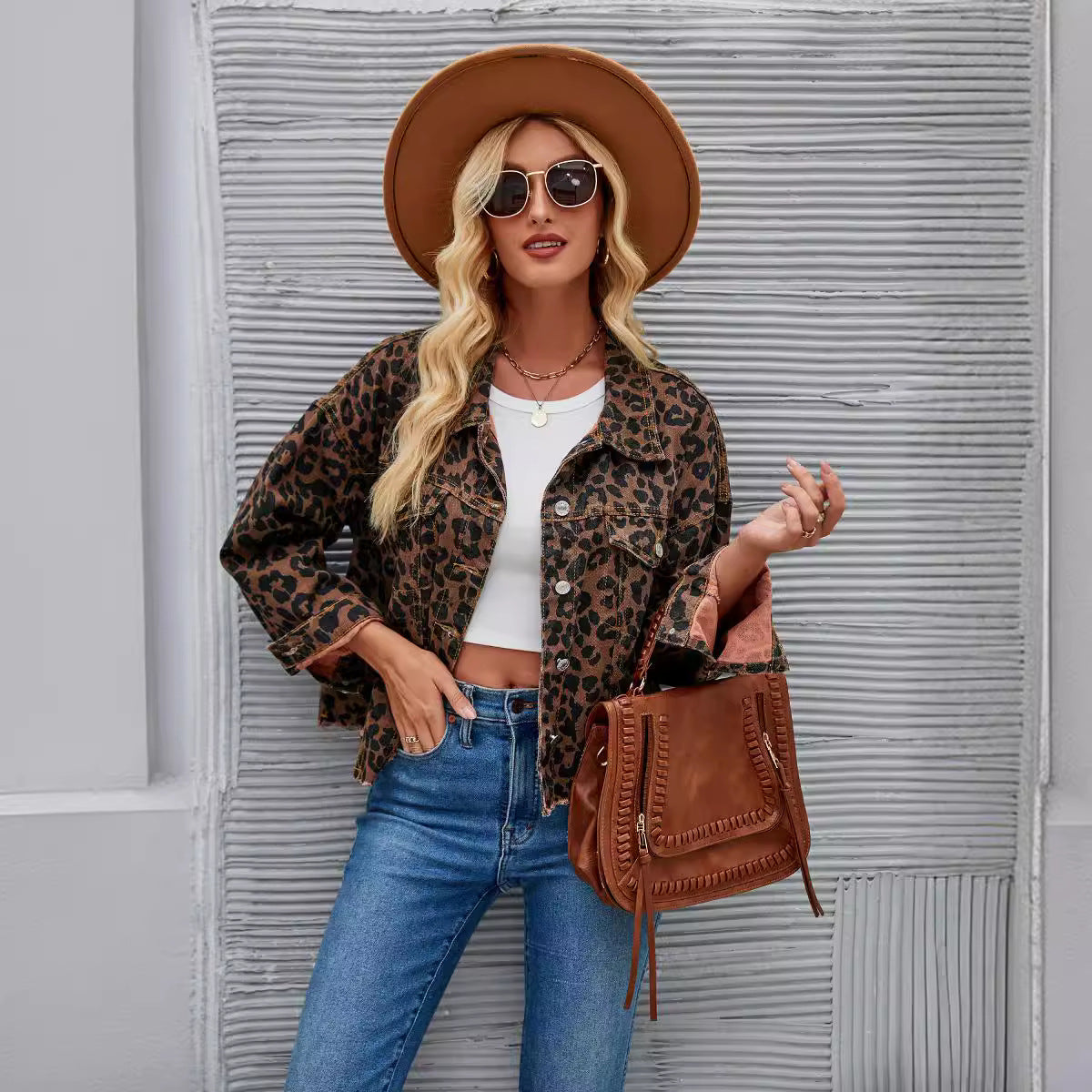 Damen-Jeansjacke im trendigen Leo-Print-Design mit coolem Schnitt und lässigen Details, Größe S