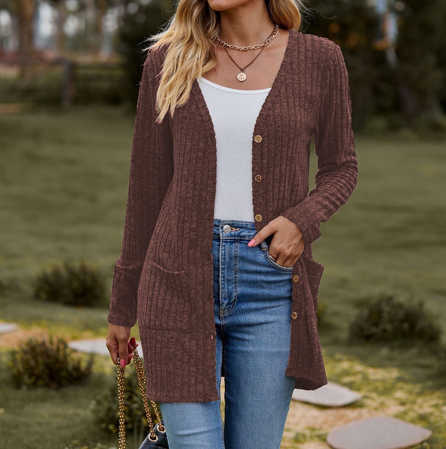 Damenstrickjacke mit elegantem Rippenmuster und praktischen Taschen, Größe