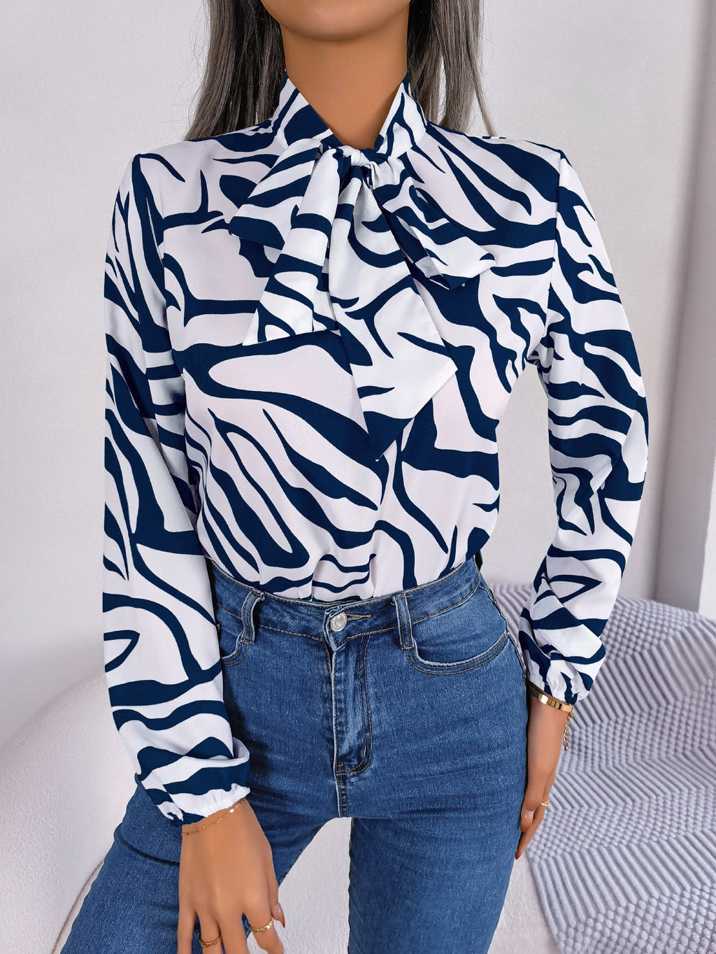 Damenbluse mit modischem Zebramuster und elegantem Schleifenkragen, Größe