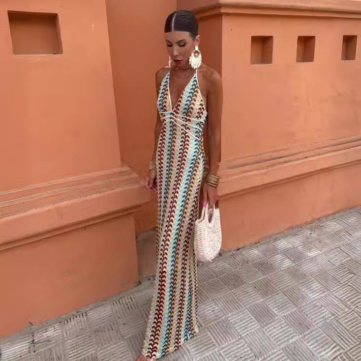 Damenstrickkleid mit tiefem V-Ausschnitt und raffiniertem Wellenmuster, Größe