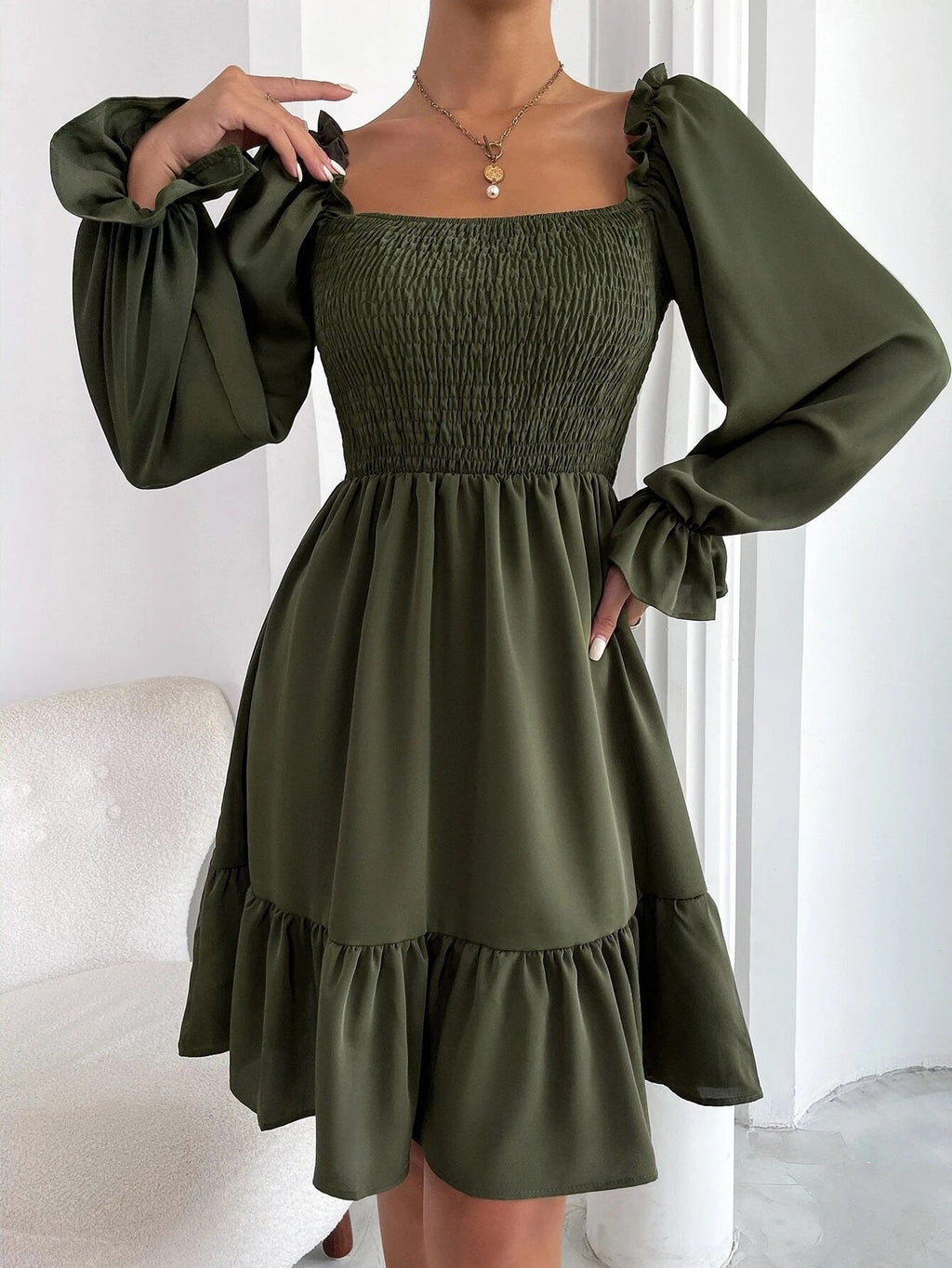 Tailliertes Mini-Damenkleid mit voluminösen Rüschenärmeln und eckigem Ausschnitt, Größe S