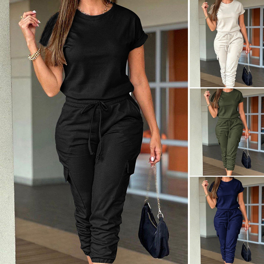 Women's jogging suit with a relaxed fit and practical pockets, size