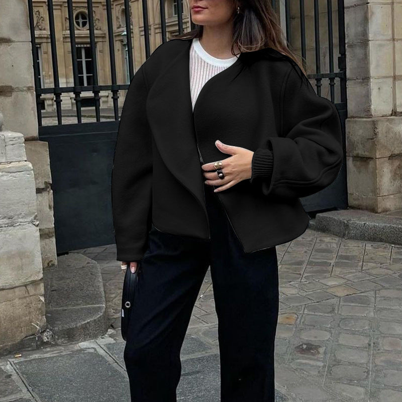 Kurze Damenjacke aus kuscheligem Material mit weitem Schnitt und eleganten Details, Größe S