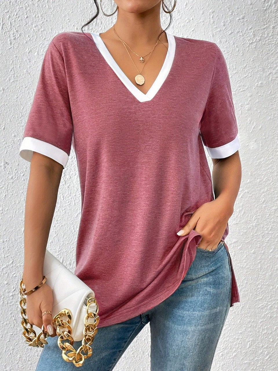 Women's V-neck shirt with contrast sleeves and comfortable fit, size