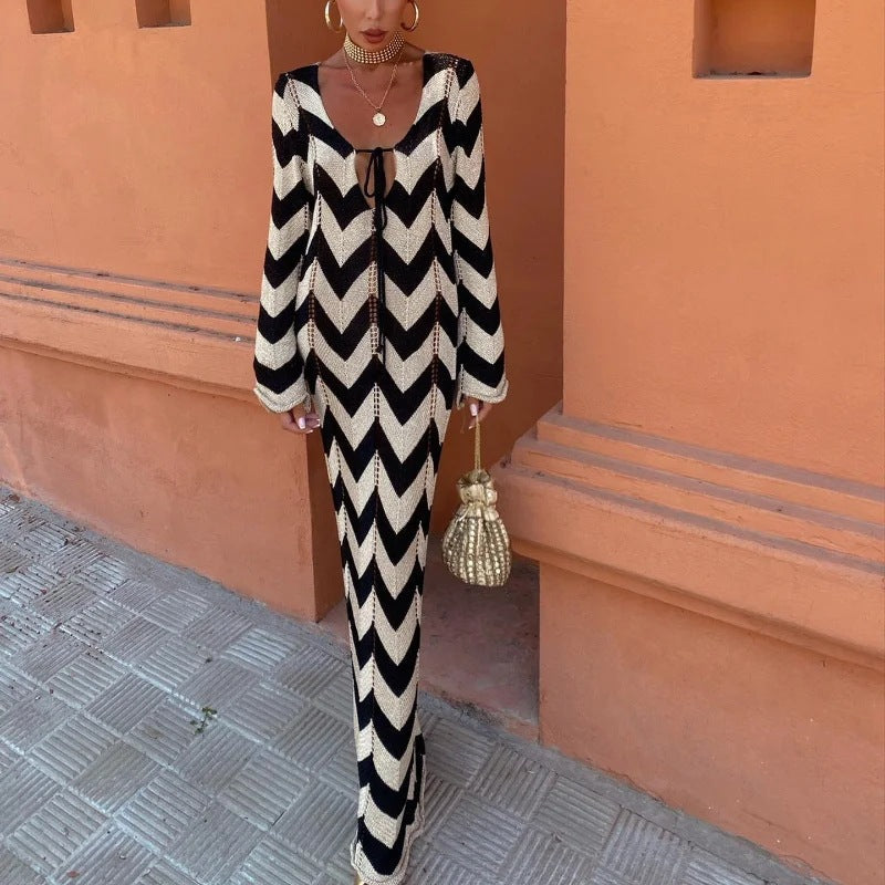 Damen-Strickkleid mit modernem Zickzack-Muster und tiefem V-Ausschnitt, Größe [size missing]