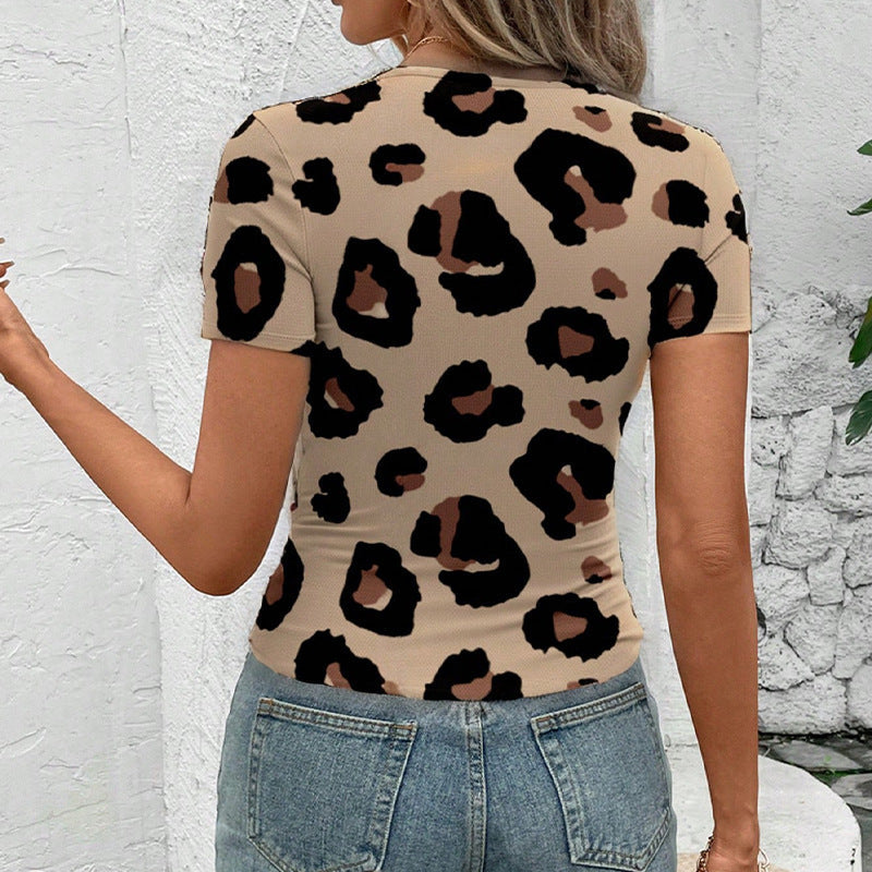 Women's T-shirt with fashionable leopard print and figure-hugging cut, size [size missing]