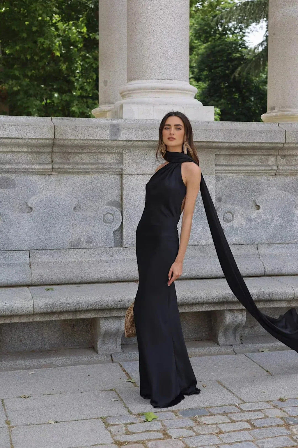 Damenabendkleid mit elegantem Stehkragen und voluminösem Cape, Größe S