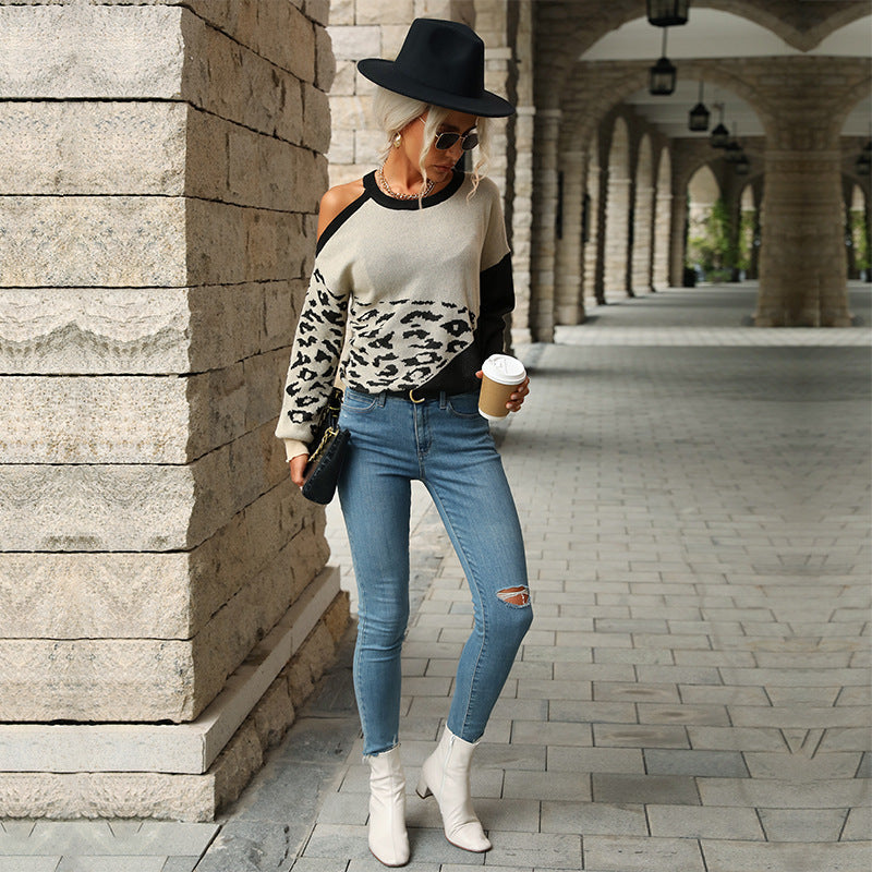 Women's knitted sweater with playful leopard print and relaxed fit, size