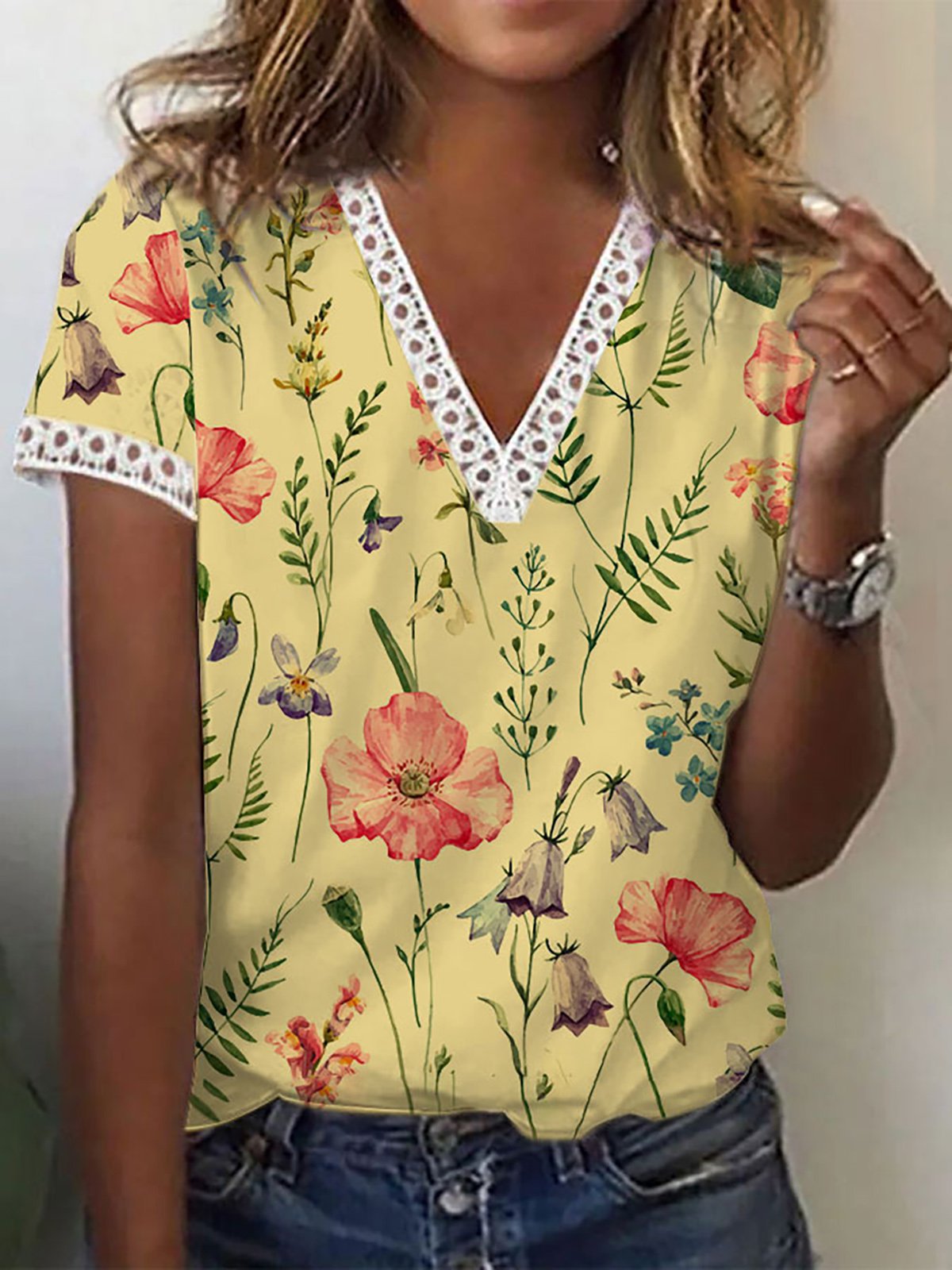 Valenzora | Elegant short-sleeved V-neck printed T-shirt for women