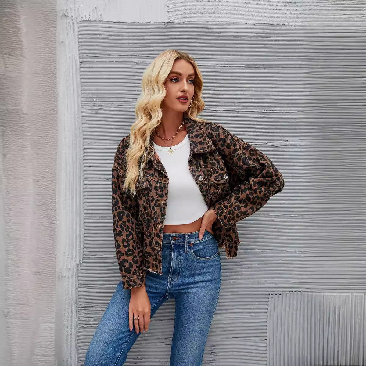 Damen-Jeansjacke im trendigen Leo-Print-Design mit coolem Schnitt und lässigen Details, Größe S