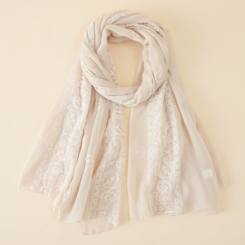 Eleganter Damenschal aus hochwertigem Chiffon mit zarter Stickerei, Größe [Größe fehlt]