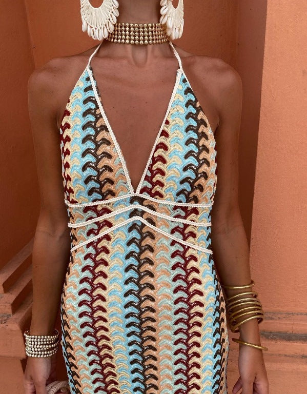 Damenstrickkleid mit tiefem V-Ausschnitt und raffiniertem Wellenmuster, Größe
