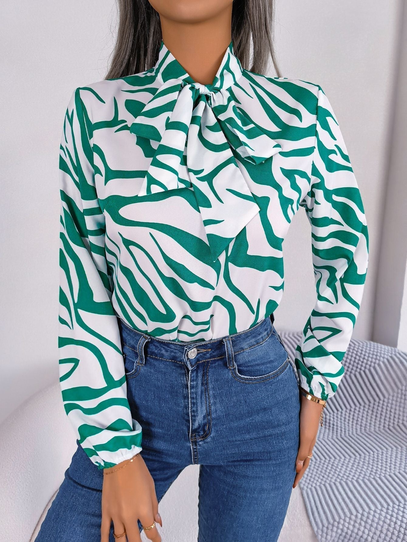 Damenbluse mit modischem Zebramuster und elegantem Schleifenkragen, Größe